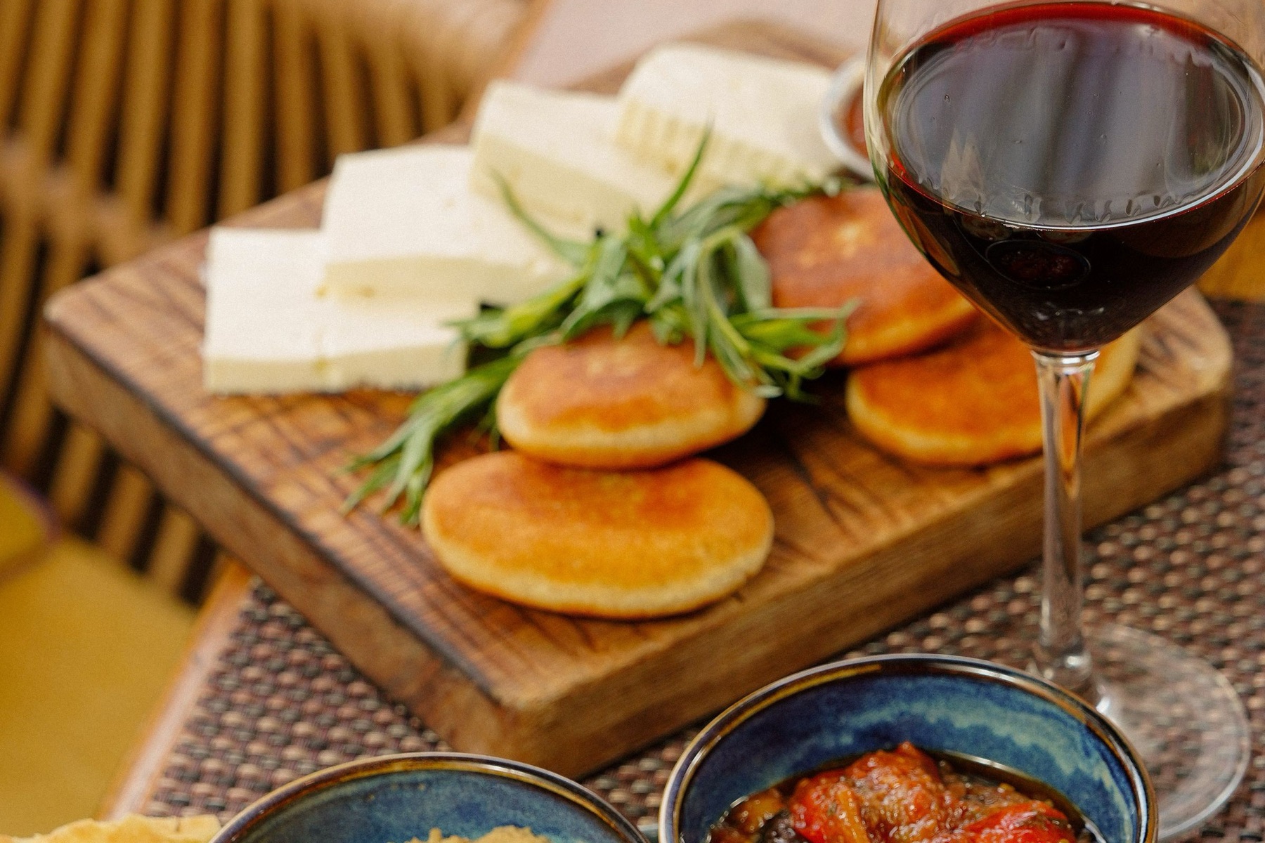 La foto del volantino del Dating Aperitivo: il tagliere e i calici, orizzontale